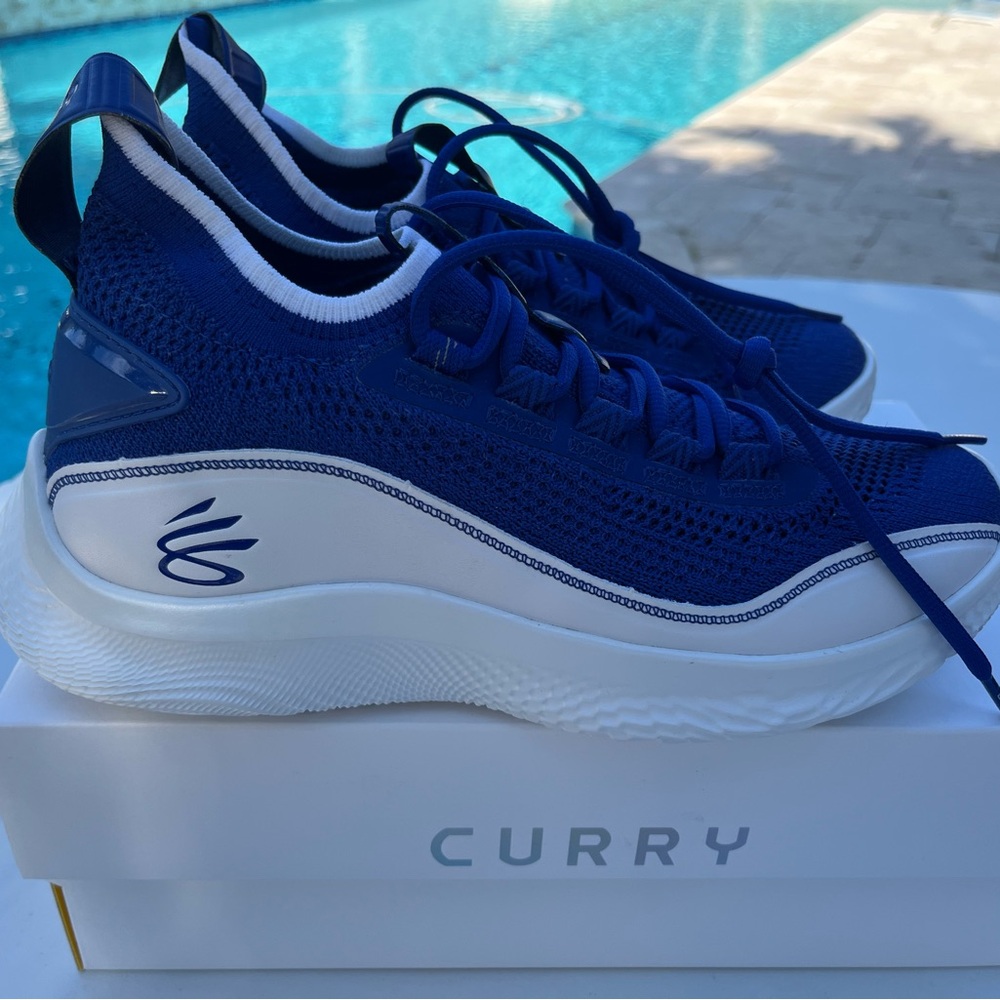 Men’s size 8M -UNDER ARMOUR CURRY FLOW 8
3023085-402 Blue.